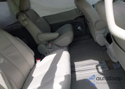 2013 Toyota Sienna Xle V6 8 Passenger z USA, uszkodzony, nr VIN 5TDYK3DC8DS310323